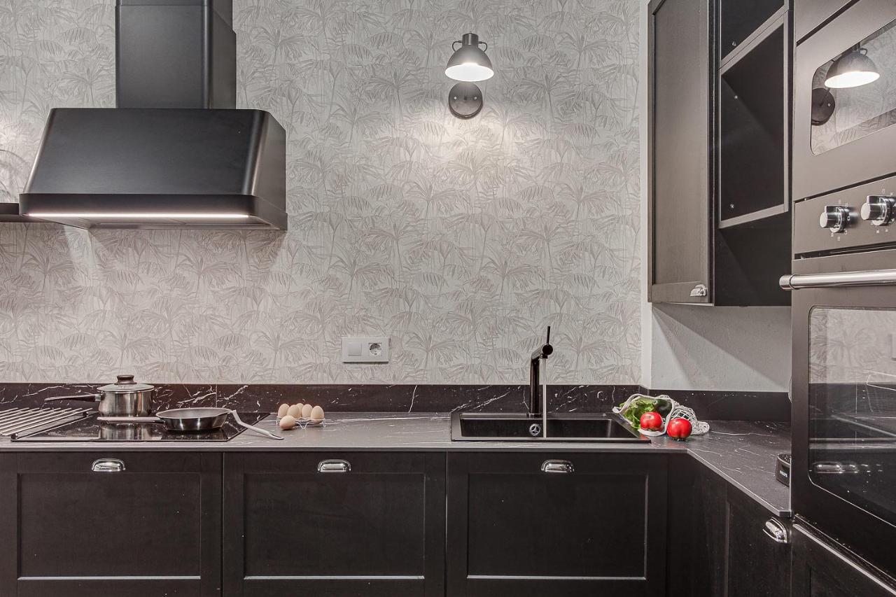 Central Square Deluxe Apartment โอโกรูญา ภายนอก รูปภาพ
